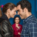“Eternamente Apaixonados” com Paula e Rogelio se olhando apaixonadamente — novo casal da novela mexicana do SBT.