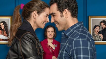 “Eternamente Apaixonados” com Paula e Rogelio se olhando apaixonadamente — novo casal da novela mexicana do SBT.