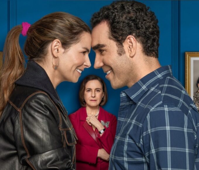 “Eternamente Apaixonados” com Paula e Rogelio se olhando apaixonadamente — novo casal da novela mexicana do SBT.
