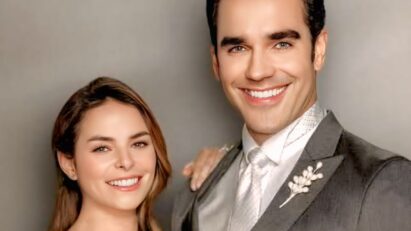 Cena da novela Eternamente Apaixonados com os protagonistas Paula e Rogério durante um momento romântico em uma cafeteria.