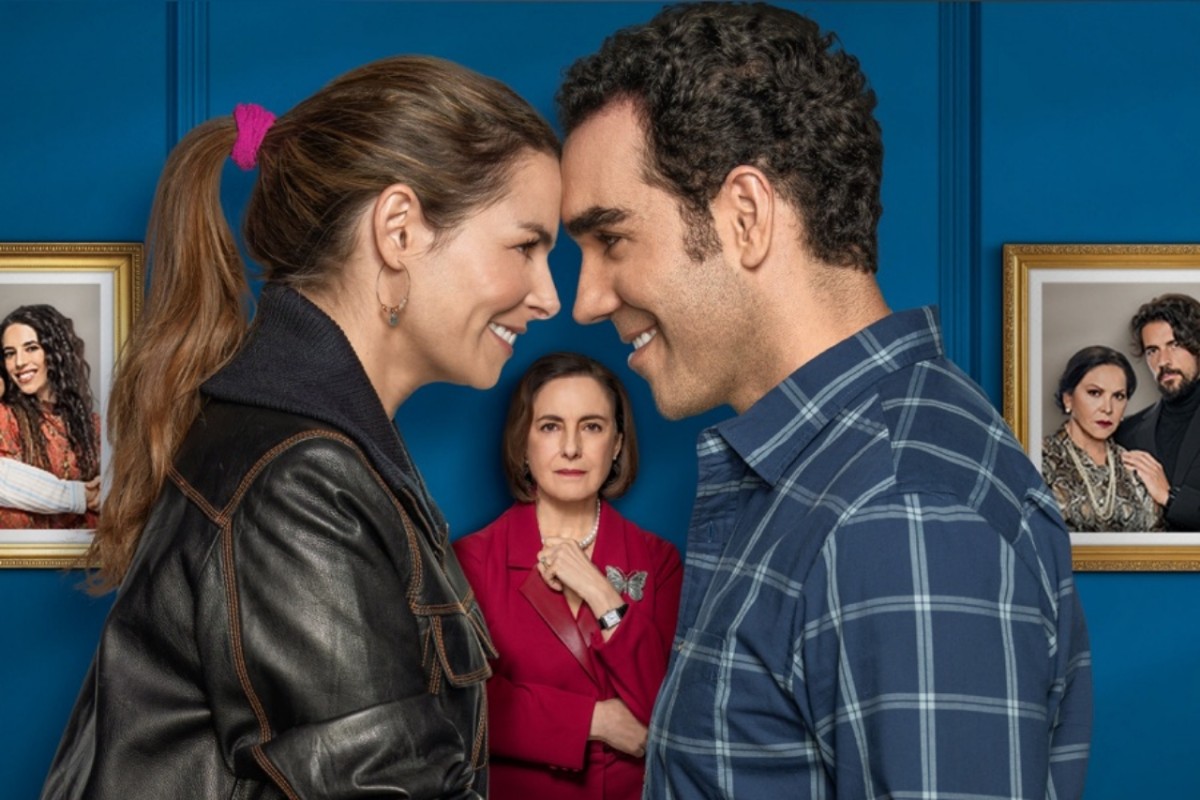 “Eternamente Apaixonados” com Paula e Rogelio se olhando apaixonadamente — novo casal da novela mexicana do SBT.
