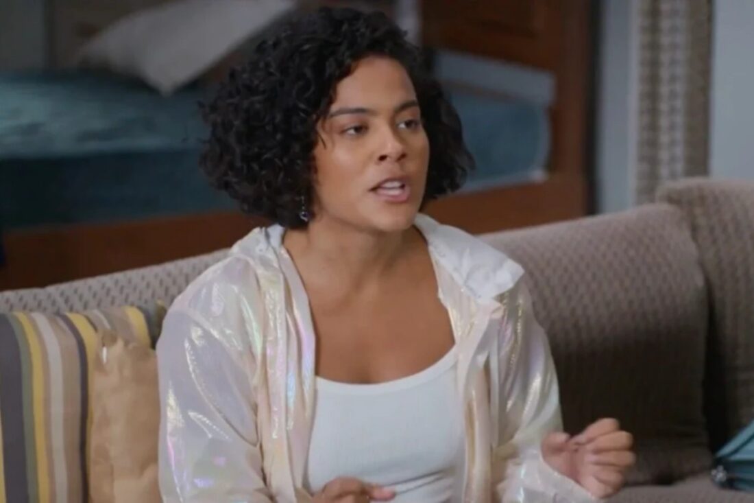 Fátima (Bella Campos) vai fugir com os dólares escondidos por Raquel em cena eletrizante de Vale Tudo.