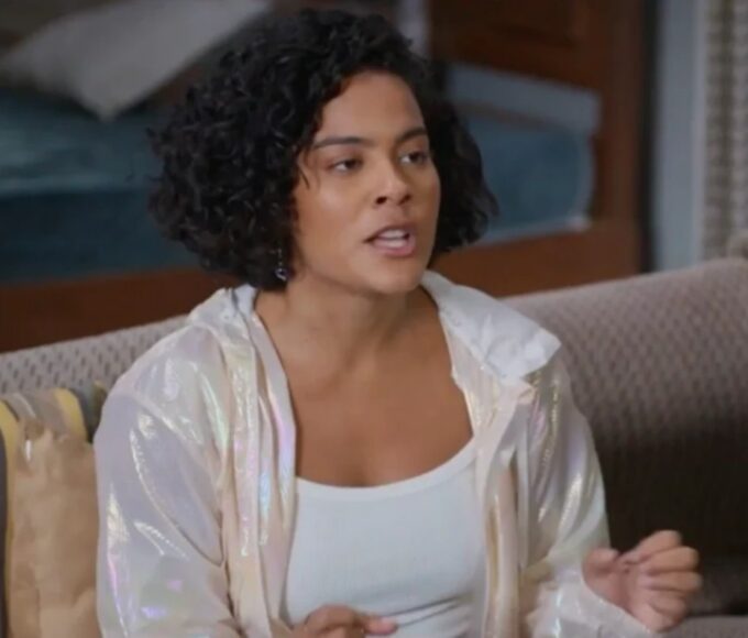 Fátima (Bella Campos) vai fugir com os dólares escondidos por Raquel em cena eletrizante de Vale Tudo.