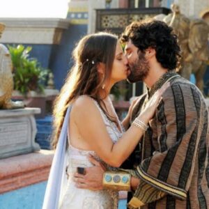 Asher e Joana em cena de O Rico e Lázaro