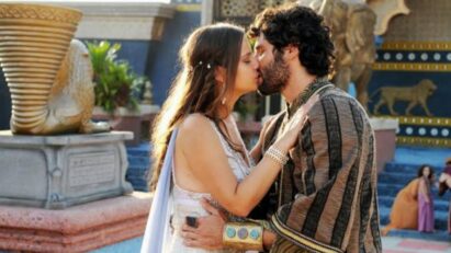 Asher e Joana em cena de O Rico e Lázaro