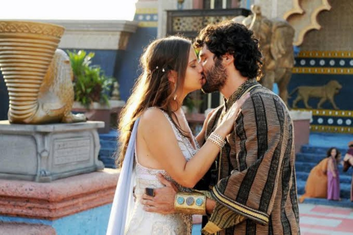 Asher e Joana em cena de O Rico e Lázaro