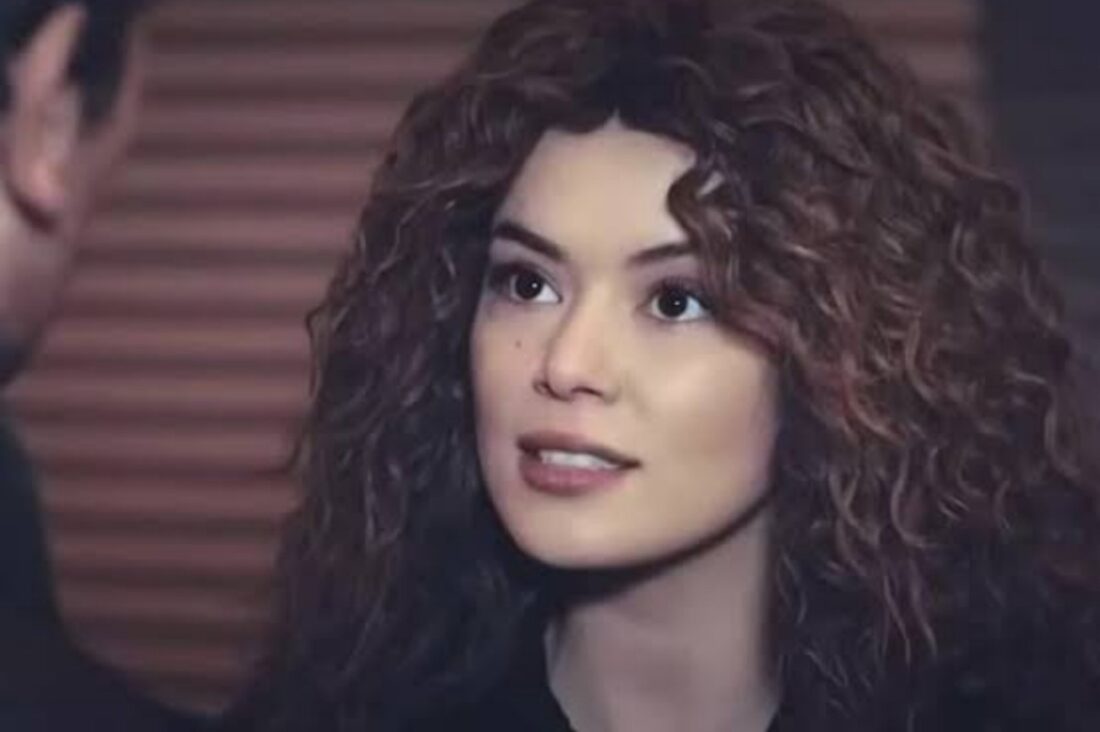 "Sirin observando Bahar com olhar vingativo