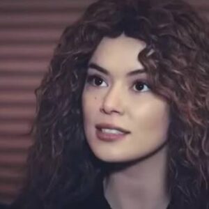 "Sirin observando Bahar com olhar vingativo