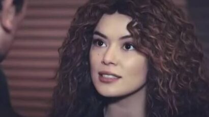 "Sirin observando Bahar com olhar vingativo