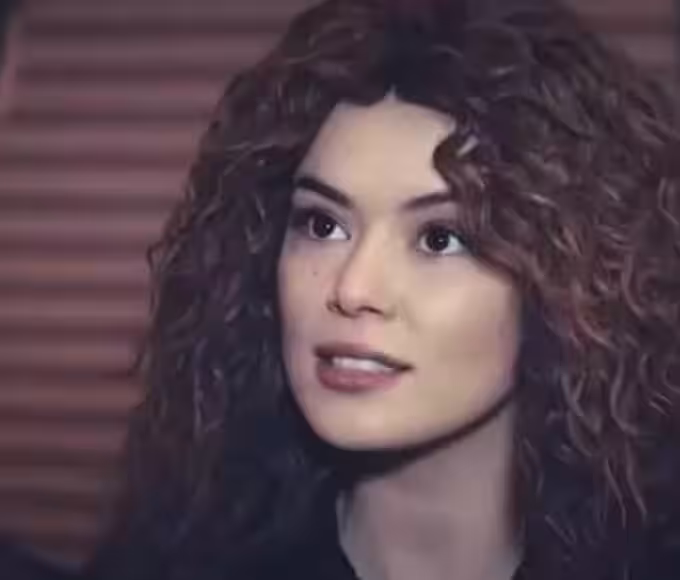 "Sirin observando Bahar com olhar vingativo