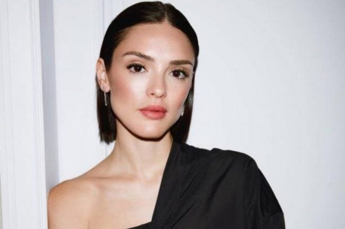Isabelle Drummond posa com look minimalista e revela papel de vilã em nova novela da Globo ambientada em Goiânia.