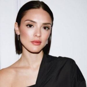 Isabelle Drummond posa com look minimalista e revela papel de vilã em nova novela da Globo ambientada em Goiânia.