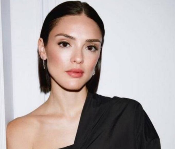 Isabelle Drummond posa com look minimalista e revela papel de vilã em nova novela da Globo ambientada em Goiânia.