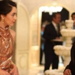 Bahar e Kismet trocando olhares tensos durante o evento em Força de Mulher, cena que revela conexão inesperada entre as personagens.