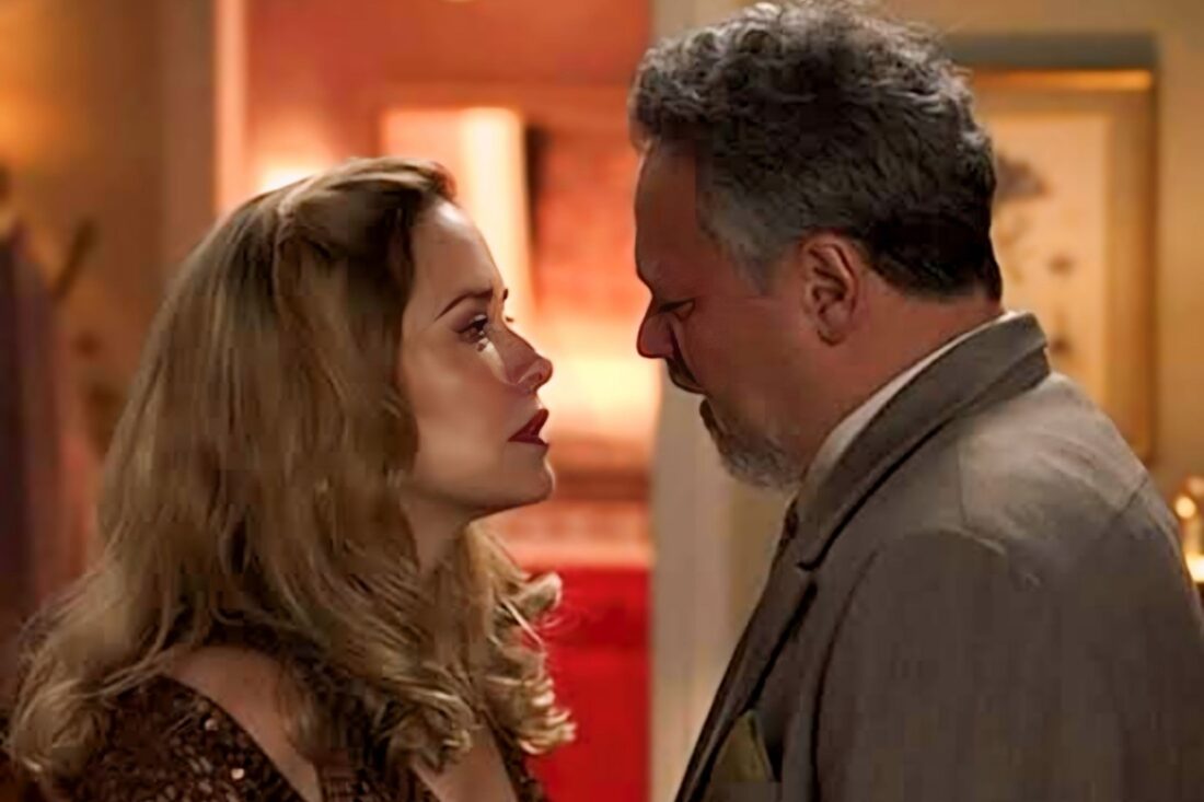 Cena de Garota do Momento em que Raimundo e Lígia são flagrados após cama quebrar durante noite de amor