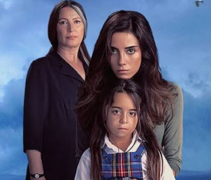 novela turca “Mãe”, com a atriz Cansu Dere segurando a personagem Melek, em momento dramático.