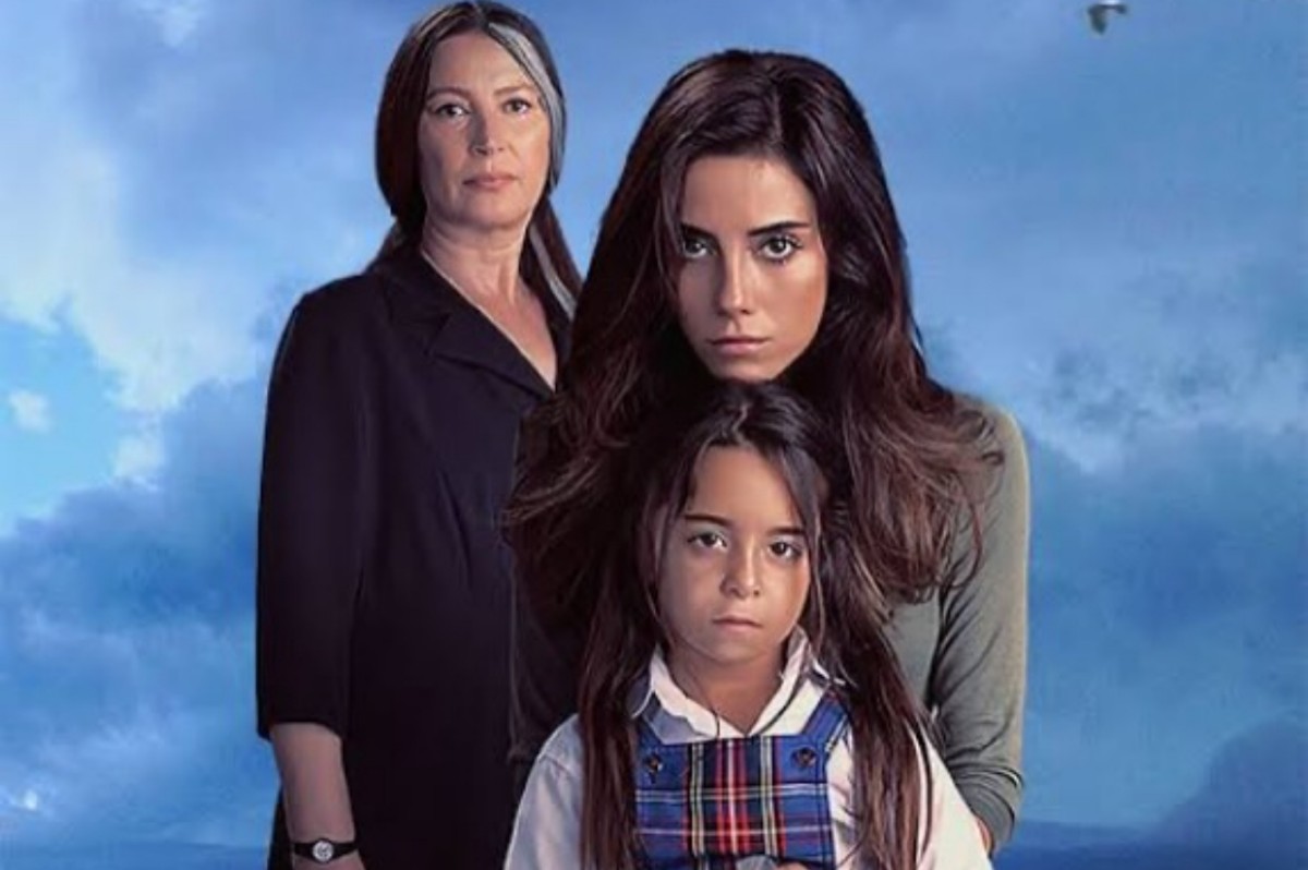 novela turca “Mãe”, com a atriz Cansu Dere segurando a personagem Melek, em momento dramático.