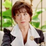 alt="Maristela (Lilia Cabral) com um olhar de surpresa e preocupação."