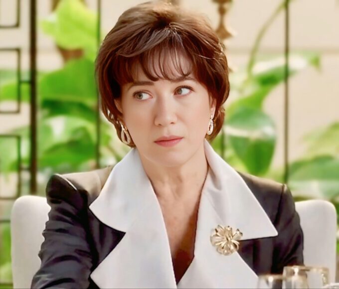 alt="Maristela (Lilia Cabral) com um olhar de surpresa e preocupação."