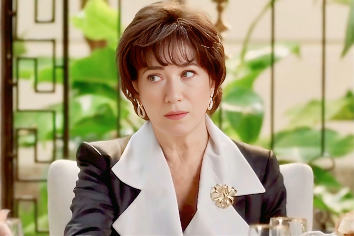 alt="Maristela (Lilia Cabral) com um olhar de surpresa e preocupação."