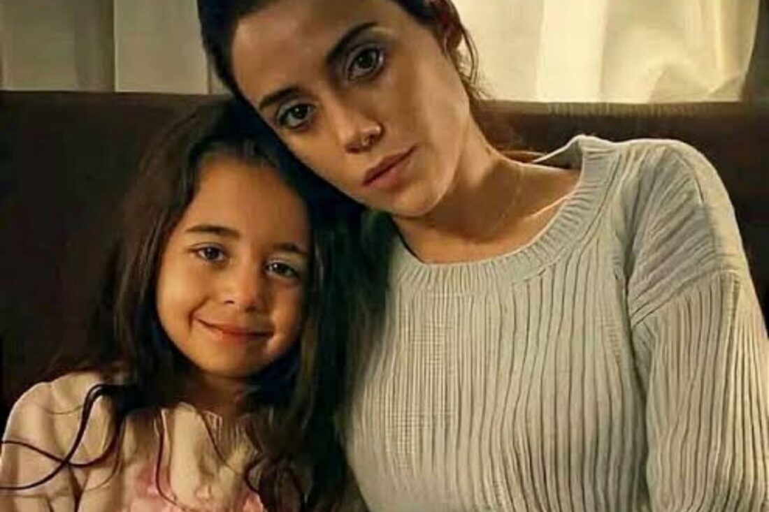 Cansu Dere como Zeynep Gunes em cena emocionante da novela turca Mãe, que estreia em julho na Record TV.