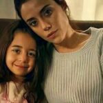 Cansu Dere como Zeynep Gunes em cena emocionante da novela turca Mãe, que estreia em julho na Record TV.