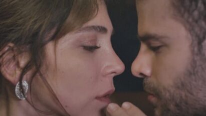 Ceyda e Raif com um beijo apaixonado após tentativa de roubo