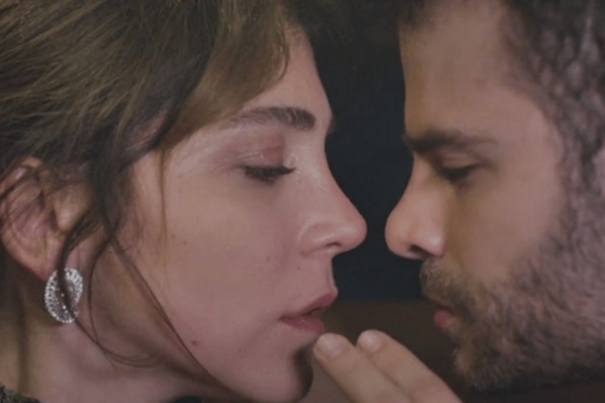 Ceyda e Raif com um beijo apaixonado após tentativa de roubo