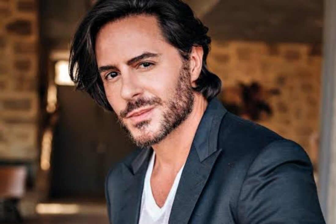 text): Ricardo Tozzi grava cena como Ronald Albanese na novela Dona de Mim, da TV Globo.