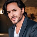 text): Ricardo Tozzi grava cena como Ronald Albanese na novela Dona de Mim, da TV Globo.