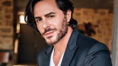 text): Ricardo Tozzi grava cena como Ronald Albanese na novela Dona de Mim, da TV Globo.