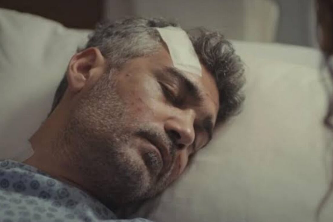 Cena de Sarp e Bahar no hospital em Força de Mulher, momentos antes da morte do personagem