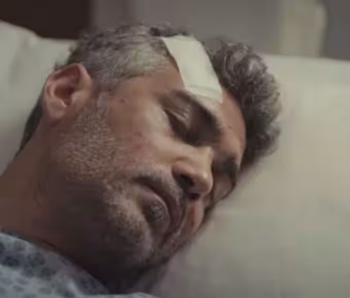 Cena de Sarp e Bahar no hospital em Força de Mulher, momentos antes da morte do personagem