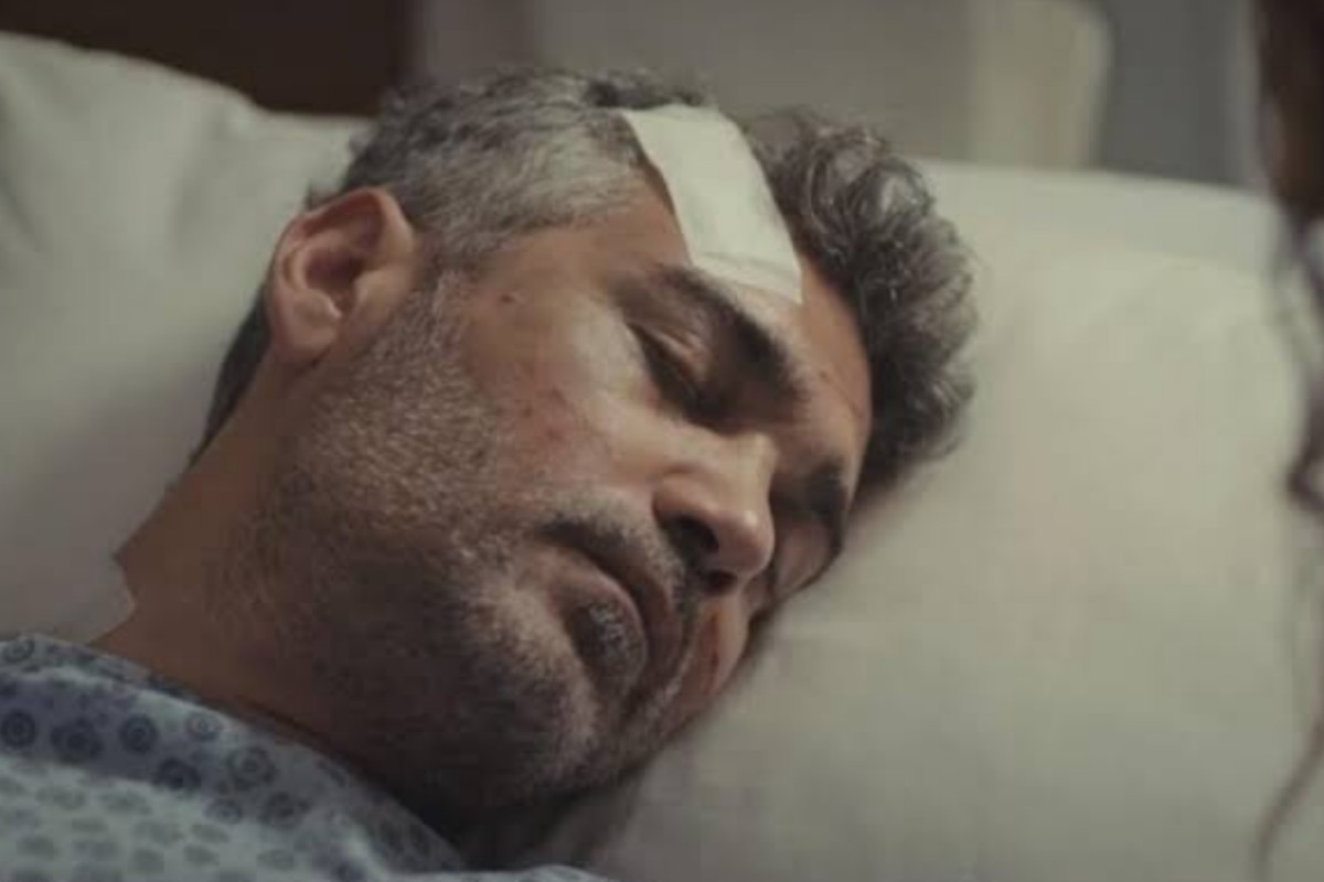 Cena de Sarp e Bahar no hospital em Força de Mulher, momentos antes da morte do personagem