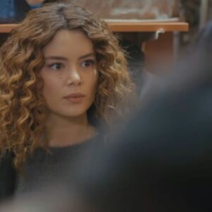 Sirin flagra Bahar e Bersan vendendo joias em "Força de Mulher"