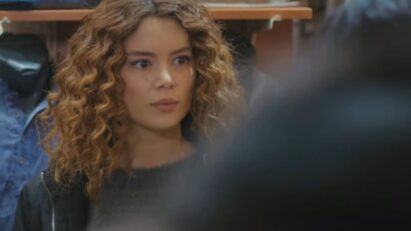 Sirin flagra Bahar e Bersan vendendo joias em "Força de Mulher"