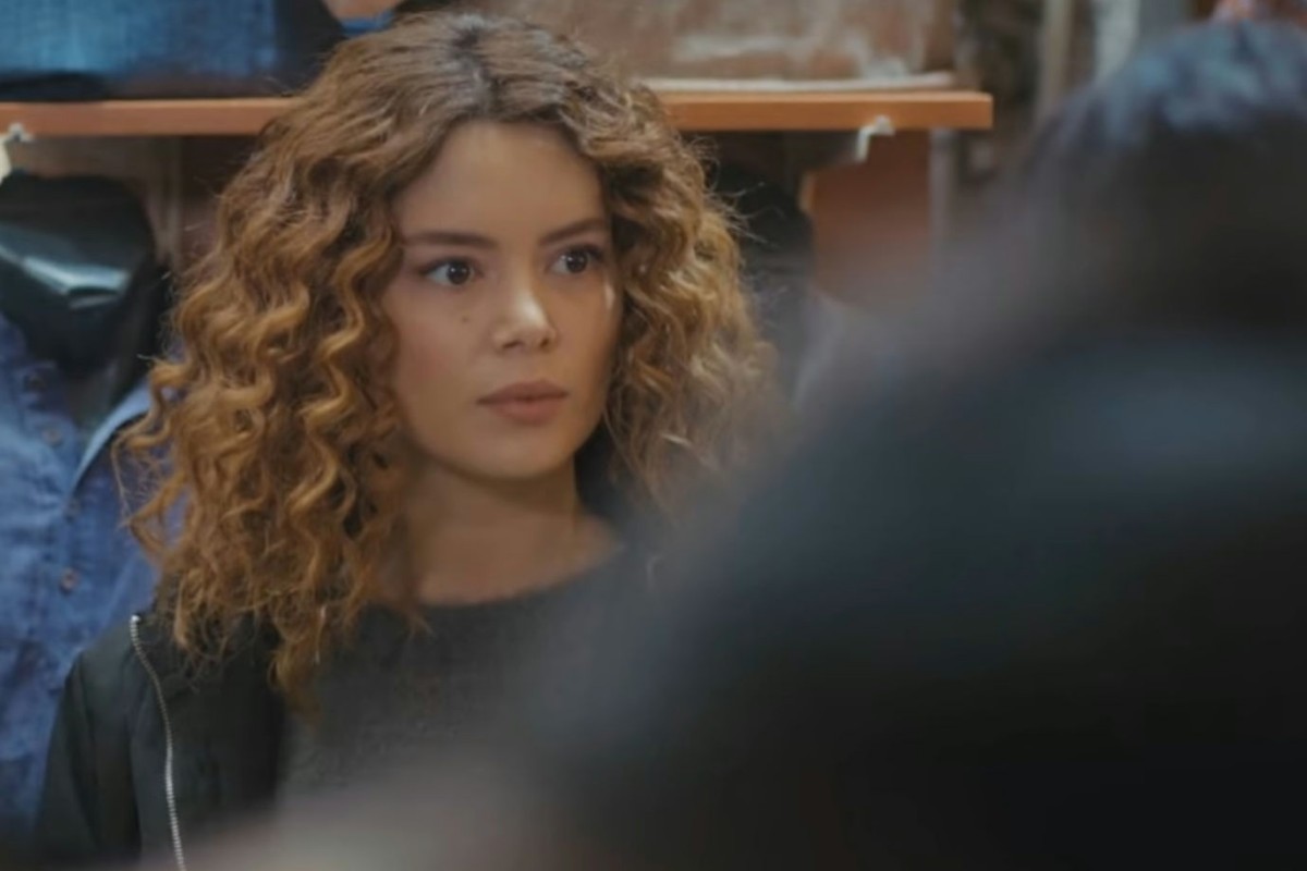 Sirin flagra Bahar e Bersan vendendo joias em "Força de Mulher"