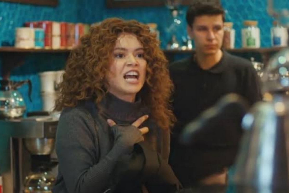 Sirin reage com ódio ao saber que Arif será gerente