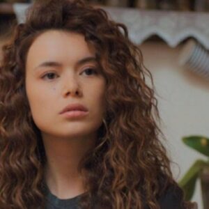 Sirin encara Enver em cena tensa na novela Força de Mulher.