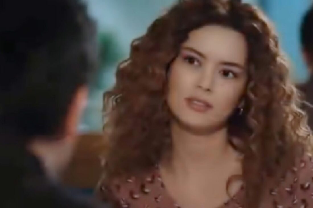 Sirin grita e quebra objetos após ser rejeitada por Arif em Força de Mulher.