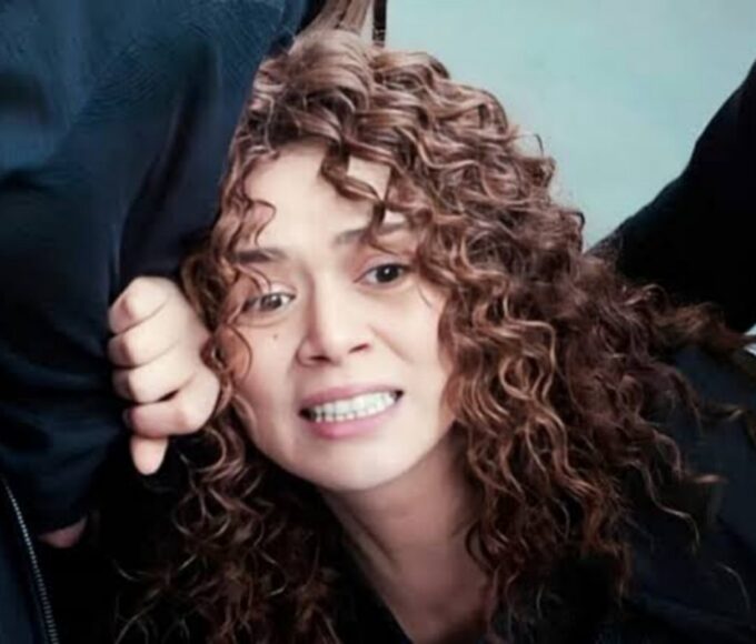 “Sirin desesperada ao ser capturada pela polícia no final de Força de Mulher”