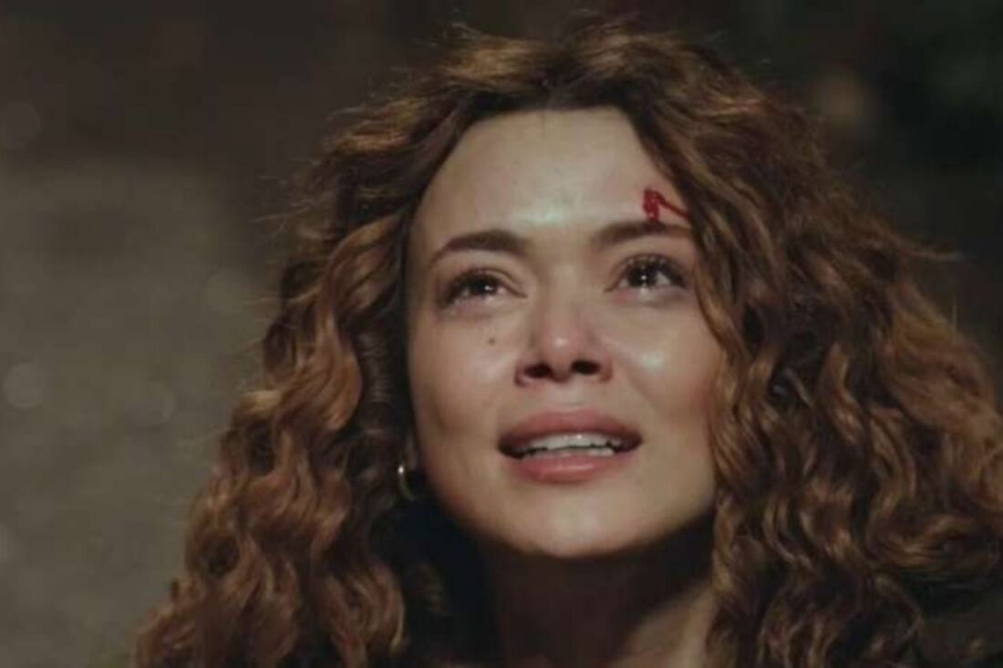 Sirin é agredida brutalmente por bandidos em cena da novela Força de Mulher