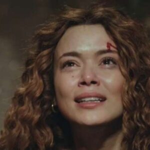 Sirin é agredida brutalmente por bandidos em cena da novela Força de Mulher