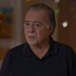 alt="Abel (Tony Ramos) com expressão de choque e desespero, sentado em uma sala em Dona de Mim"