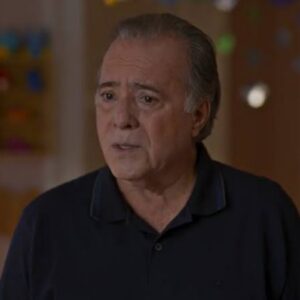 alt="Abel (Tony Ramos) com expressão de choque e desespero, sentado em uma sala em Dona de Mim"