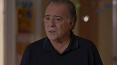 alt="Abel (Tony Ramos) com expressão de choque e desespero, sentado em uma sala em Dona de Mim"