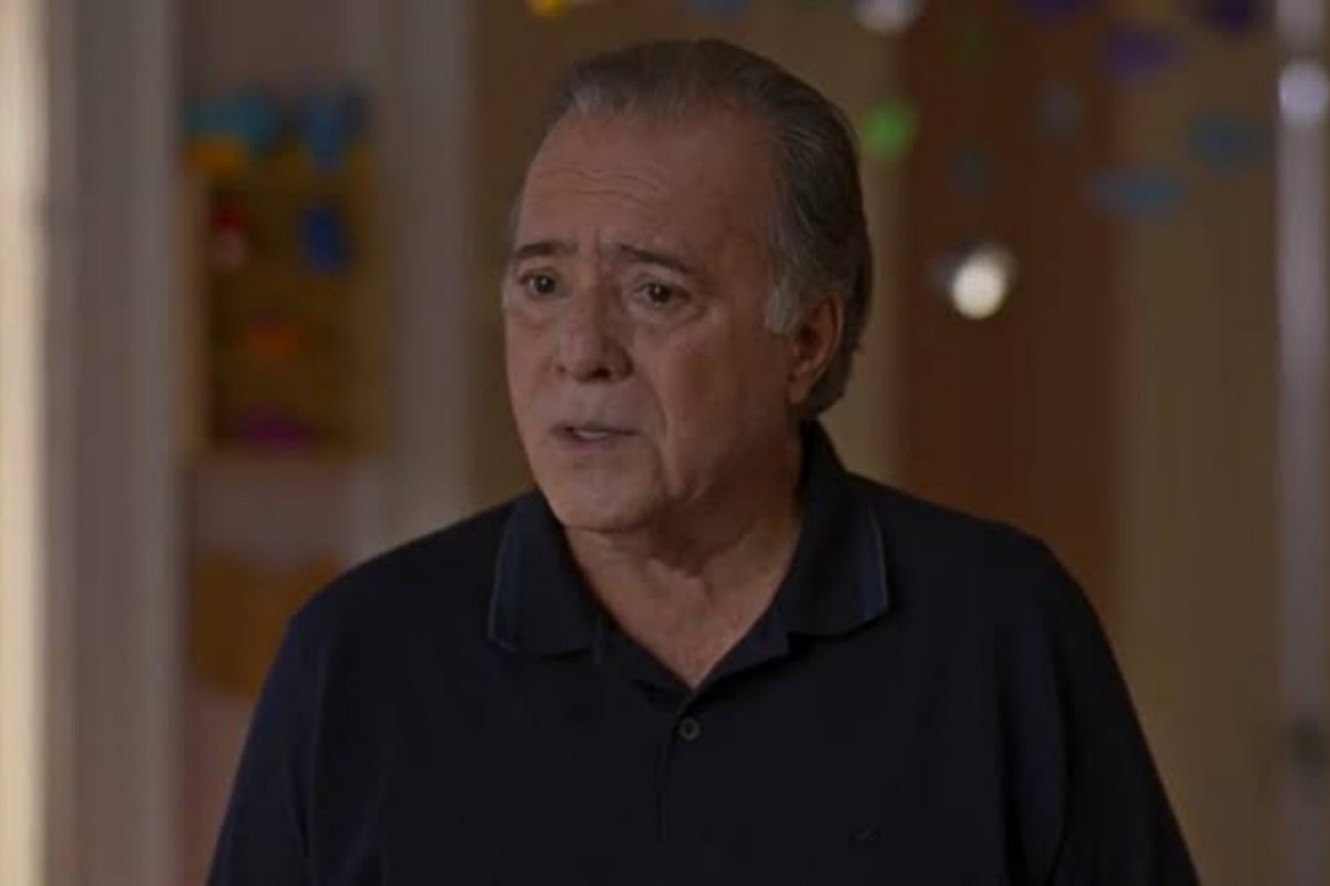 alt="Abel (Tony Ramos) com expressão de choque e desespero, sentado em uma sala em Dona de Mim"