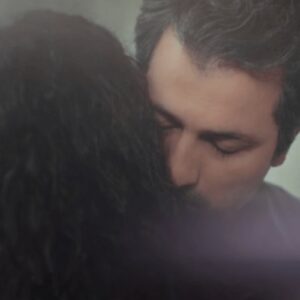 Cena entre Bahar e Arif em Força de Mulher: os dois sentados em silêncio com olhares tristes.