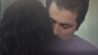 Cena entre Bahar e Arif em Força de Mulher: os dois sentados em silêncio com olhares tristes.