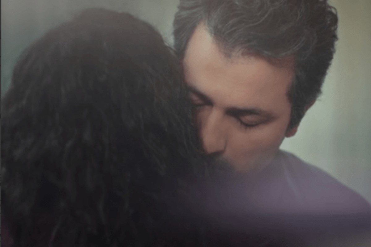 Cena entre Bahar e Arif em Força de Mulher: os dois sentados em silêncio com olhares tristes.